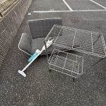 千葉県柏市での不用品回収の作業写真（ソファ、スチールラック、掃除機）
