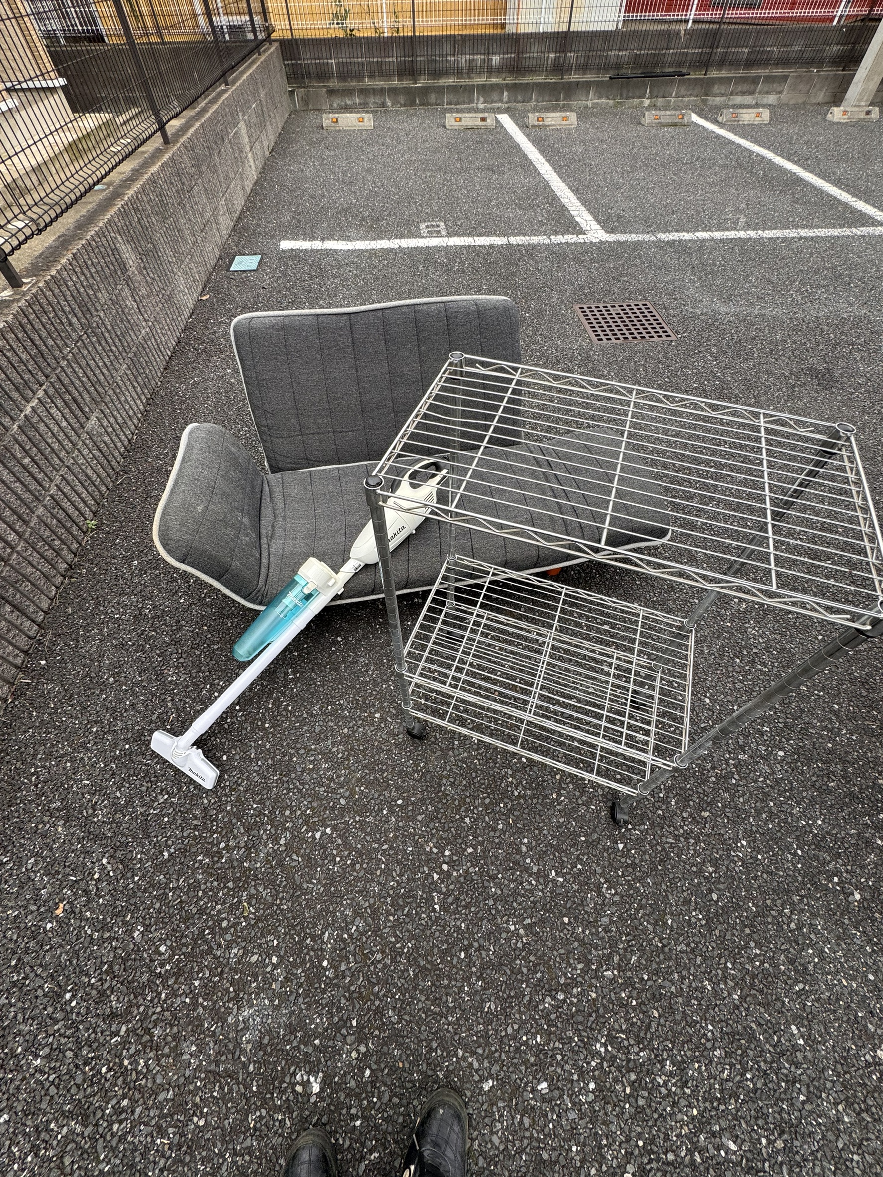 千葉県柏市での不用品回収の作業写真（ソファ、スチールラック、掃除機）