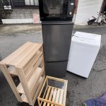 千葉県東金市での不用品回収の作業写真（冷蔵庫、洗濯機、電子レンジ、棚、テーブル）