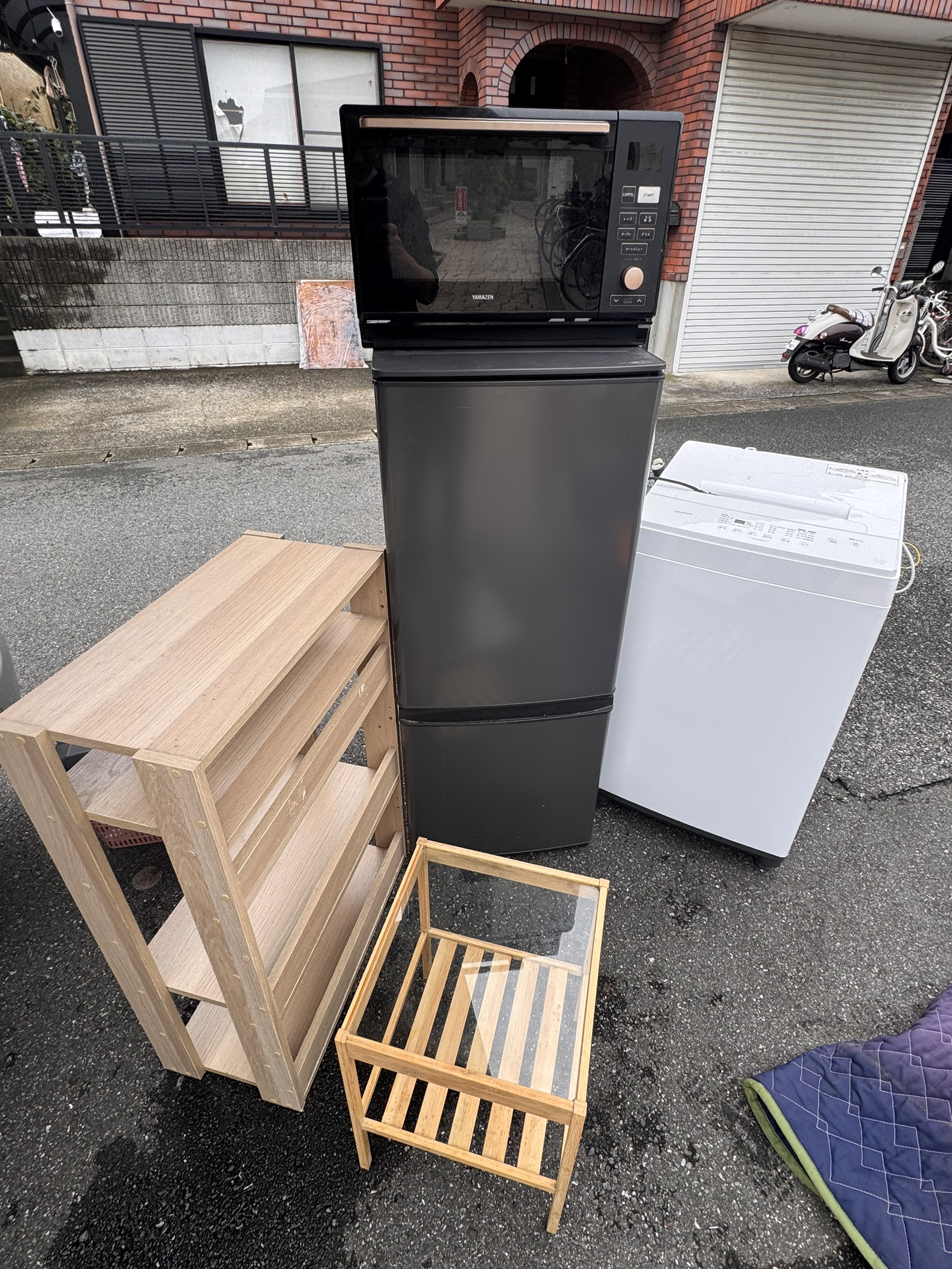 千葉県東金市での不用品回収の作業写真（冷蔵庫、洗濯機、電子レンジ、棚、テーブル）