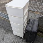 千葉県浦安市での不用品回収の作業写真（チェスト、キャリーケース）