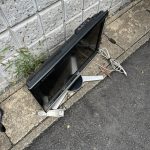 千葉県船橋市での不用品回収の作業写真（テレビ、テレビリモコン）