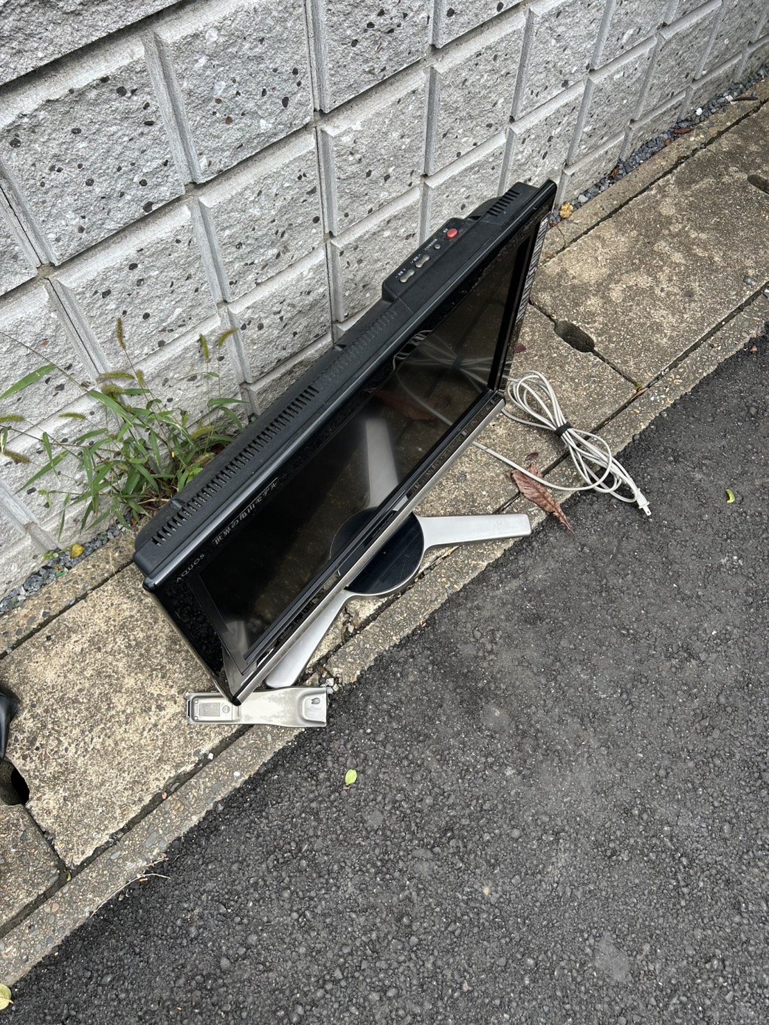 千葉県船橋市での不用品回収の作業写真（テレビ、テレビリモコン）