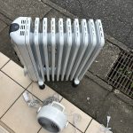 千葉県松戸市での不用品回収の作業写真（オイルヒーター、サーキュレーター）