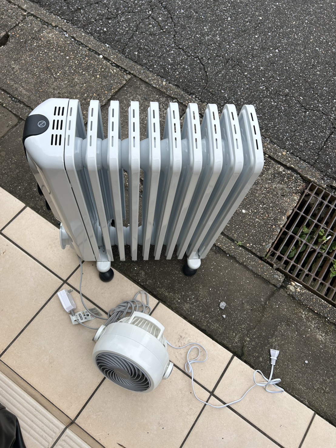 千葉県松戸市での不用品回収の作業写真（オイルヒーター、サーキュレーター）