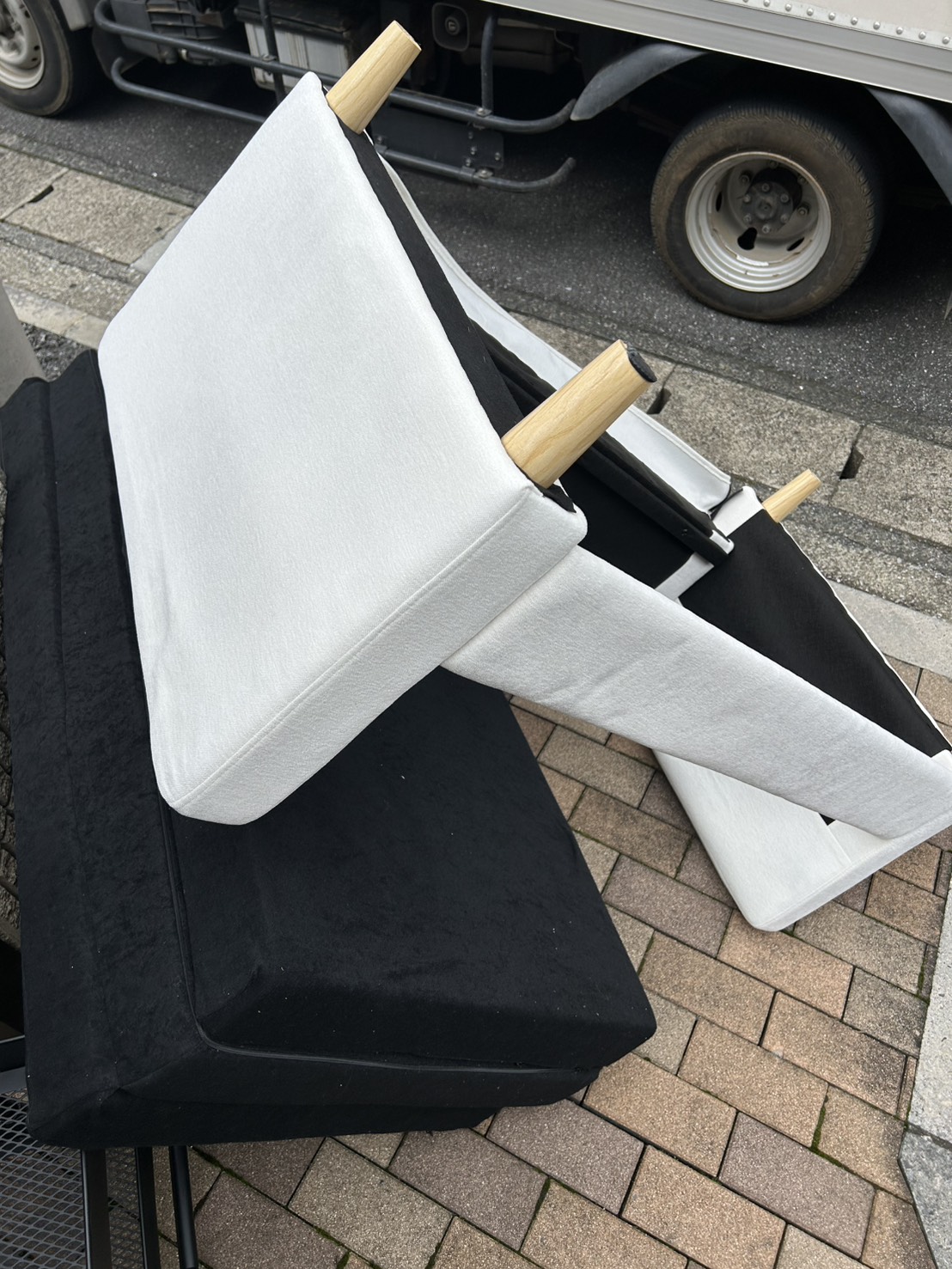 千葉県流山市での不用品回収の作業写真（ソファー、マットレス）