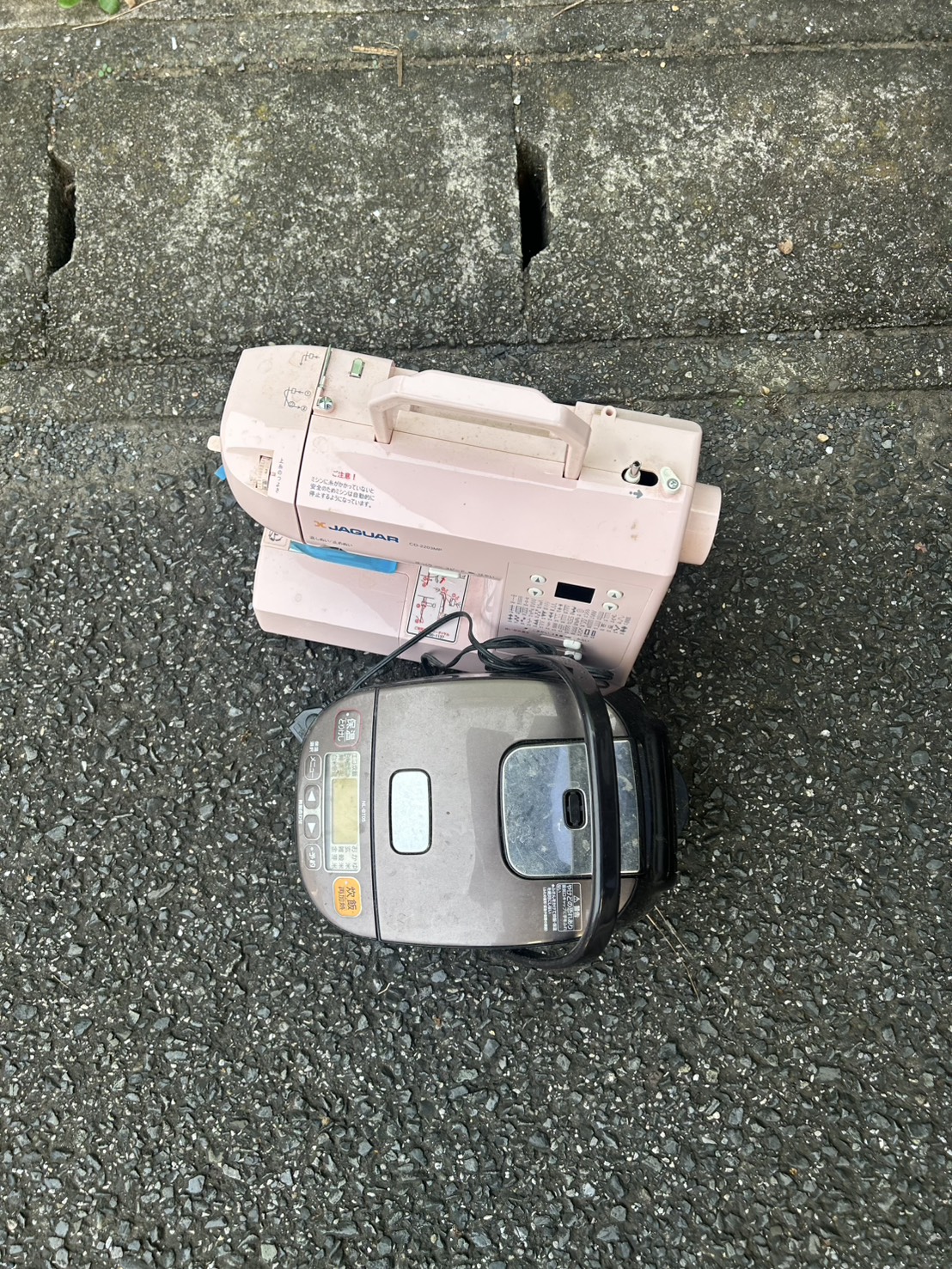 千葉県での不用品回収の作業写真（ミシン、炊飯器）