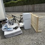 千葉県八千代市での不用品回収の作業写真（電子レンジ、ソファ、ローテーブル）