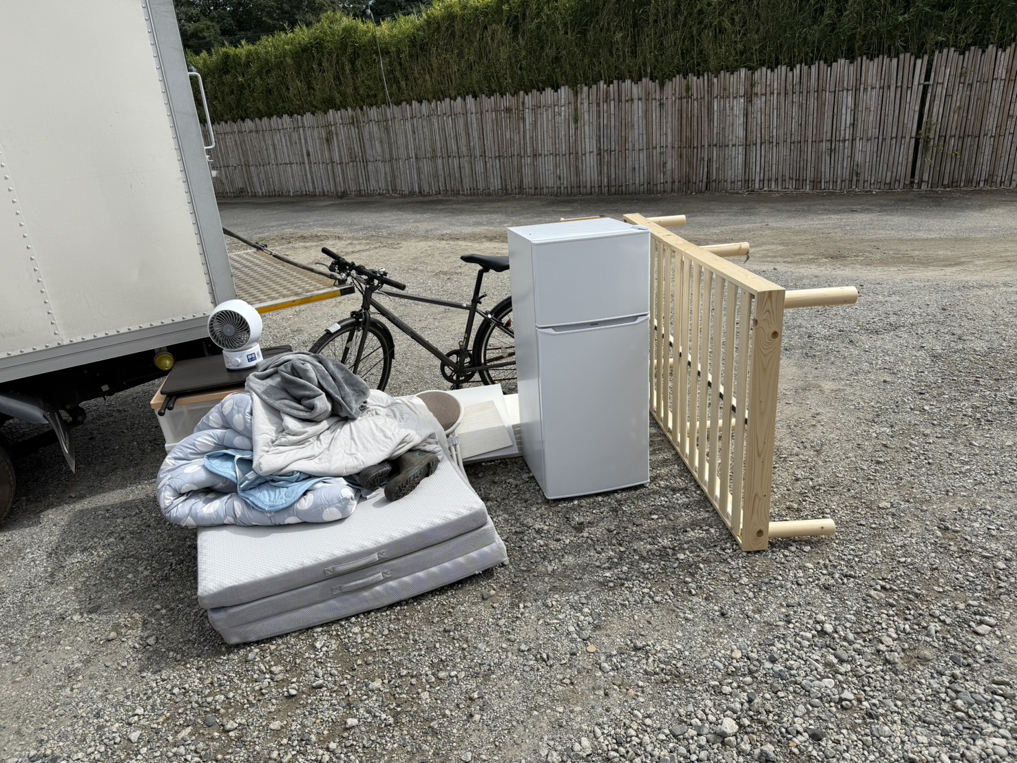 千葉県八千代市での不用品回収の作業写真（電子レンジ、ソファ、ローテーブル）